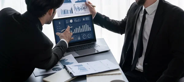 Equipe Analista Ocupado Discutindo Dados Financeiros Painel Digital Analisando Gráfico — Fotografia de Stock
