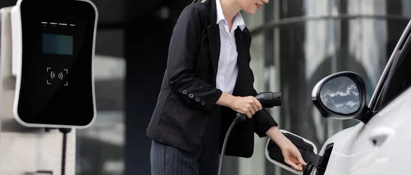 Progressive Businesswoman Insert Charger Plug Charging Station Her Electric Vehicle — Fotografia de Stock
