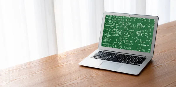 显示科学和教育概念的计算机屏幕上的数学方程和现代公式 — 图库照片