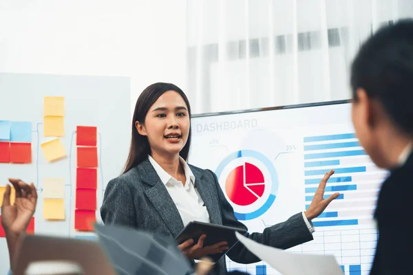 Young Asian Businesswoman Presenting Data Analysis Dashboard Screen Modern Meeting — Stock Photo, Image