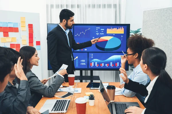 비즈니스 마케팅 전략을 화면에 데이터 대시보드 디스플레이를 주었다 회의실에서 사람들 — 스톡 사진