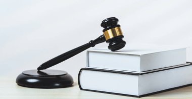 Boş bir hukuk firmasında ahşap tokmak çekiç ve hukuk kitabı ya da avukat ve hakim tarafından adalet ve hukuk sistemi, yasal otorite ve adalet kavramı olarak beyaz avukatlık bürosu geçmişi. denge
