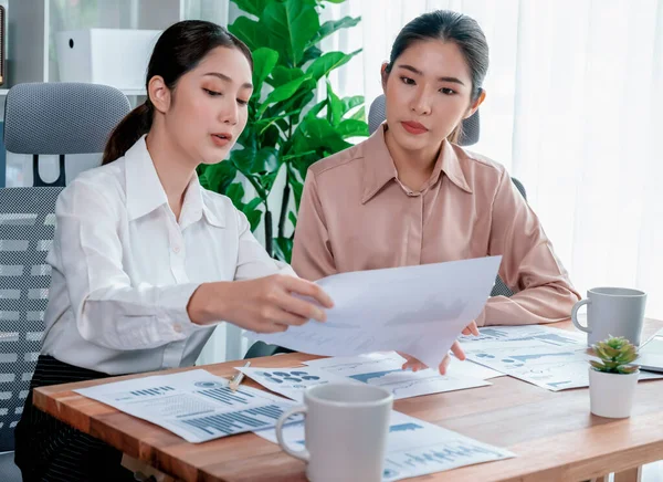 Analist ekip arkadaşları dijital torpido gözündeki finansal verileri, çizelgeleri ve grafiği destekleyici bir ekip çalışması ile tartıştılar. Profesyonel ofis pazarlama planlamak için iş zekasını kullanır. Coşkulu.