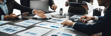 FBI Fintech 'te çalışan analist ekibi ofis işyerindeki mali konsolu inceliyor. İş adamları iş görüşü için raporları gözden geçiriyorlar. Panorama çekimi. Dahi.