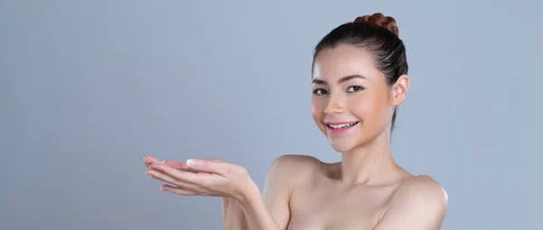 Wanita Cantik Glamor Dengan Sempurna Polos Bersih Skincare Dengan Makeup — Stok Foto