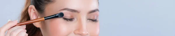 Closeup Beautiful Girl Flawless Applying Glamorous Eye Shadow Makeup Eyeliner — Zdjęcie stockowe