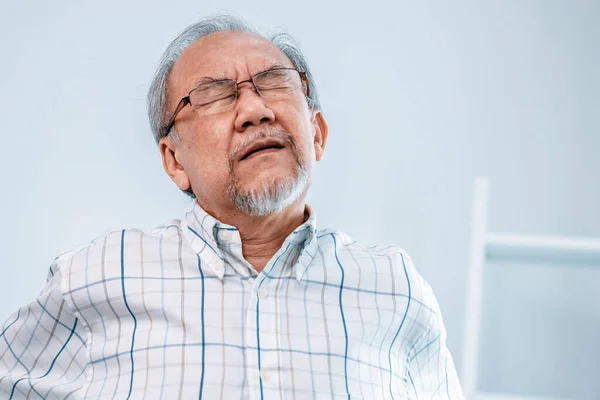 Agonizing Senior Man Need Assistance While Sitting His Sofa Home — Fotografia de Stock