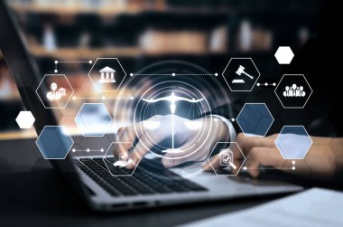 Akıllı hukuk, hukuki danışmanlık simgeleri ve avukatlık bürosunda çalışan araçlar dijital hukuk kavramını ve çevrim içi hukuk ve yönetmelik kavramlarını gözler önüne seriyor .