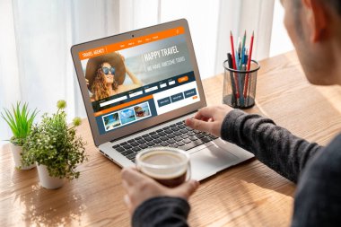 Model arama ve seyahat planlama için internet sitesi uçuş, otel ve tur rezervasyonları için anlaşma ve paket sunuyor