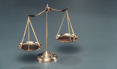 Mahkeme salonunda adalet kavramı ve ortak bir hukuki sembol olarak parlak altın dengeli bir tartı. Avukat ve avukatın adil ve eşitlik kararı için terazi uygulayın. Eşitlik