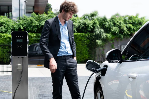 Progressive Businessman Wearing Black Suit Electric Car Recharging Public Parking — Foto de Stock