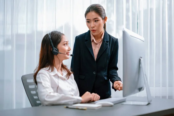 Asiatische Kundenbetreuerin Mit Headset Wird Von Ihrem Unterstützenden Manager Angeleitet — Stockfoto