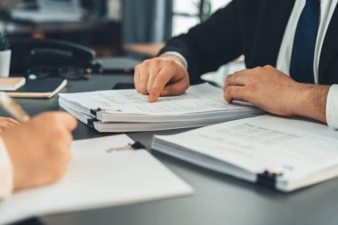 Ofiste resmi şirket evrakları üzerinde çalışan iş adamları, mali belgeleri inceleyen ofis çalışanları ve iş raporları üzerinde çalışan işadamları. Eşitlik