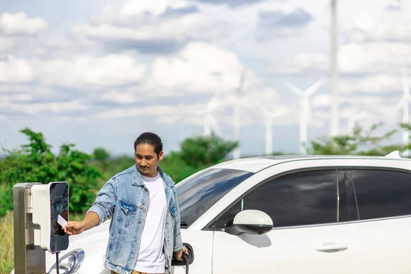 Uomo Progressista Con Sua Auto Elettrica Auto Ricarica Energia Dalla — Foto Stock