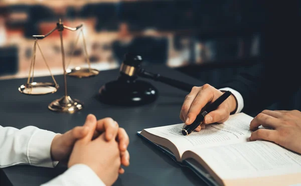 Dava Dava Açmaya Hazırlanan Yakın Avukat Meslektaşları Hukuk Fakültesi Konsepti — Stok fotoğraf