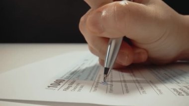 Şirket muhasebecisinin ya da bireysel vergi mükelleflerinin vergi formlarını doldurup vergi sezonuna hazırlanan ve mali rapor sunan 1040 vergi formunu doldurdukları yakın çekim makro çekimi..