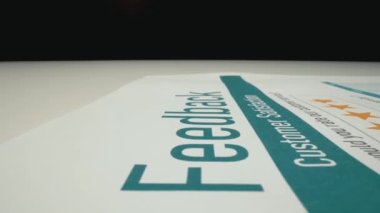 Yakın çekim makro çekim hareketi el geri besleme anket formunu müşteri memnuniyeti için kalemle dolduruyor. Anket formu pazarlama ve kalite değerlendirme kavramı olarak mükemmel derecelendirme geribildirimi alır.