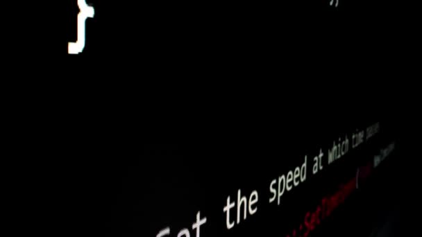 Zbliżenie Makro Shot Ruchu Skryptu Kodowania Poruszającego Się Ekranie Led — Wideo stockowe