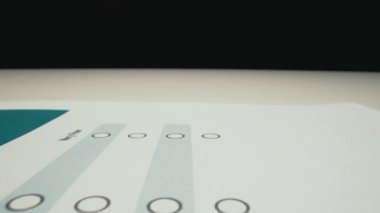 Yakın çekim makro çekim hareketi el geri besleme anket formunu müşteri memnuniyeti için kalemle dolduruyor. Anket formu pazarlama ve kalite değerlendirme kavramı olarak mükemmel derecelendirme geribildirimi alır.