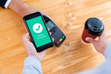 Mobil bankacılık uygulamasında QR kod teknolojisi kullanarak hızlı ve güvenli işlemler yaparak, akıllı telefon uygulaması ile modern alışveriş tarzı için barkod taraması yoluyla kusursuz nakit ödemeleri olanaklı kılıyor. Varlık