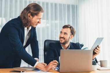 Ofisteki analist ekibi, iş performansını artırmak için grafik ve grafikli BI gösterge panelini kullanarak çalışma alanındaki pazarlama stratejisi için finansal veri analizi yapmakla meşgul. Varlık