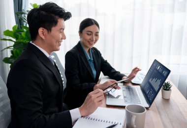 Ofisteki analist ekibi veri analizi ve pazarlama stratejisini güçlü takım çalışmasıyla yapılan toplantıda iş performansını artırmak için BI gösterge paneli ve istatistikleri kullanarak tartışıyor. Sevinçli.