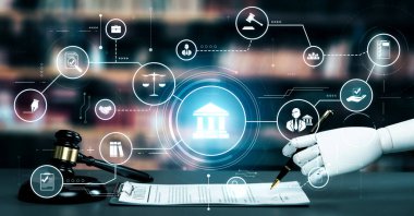 Yapay zeka yasası ve yasal hukuk düzenlemelerinin online teknolojisini tasvir eden hukuki ikonlarıyla avukatlık bürosunda avukatlık araçları kullanan robot el tarafından gösterilen yapay zeka ile ilgili hukuk kavramı