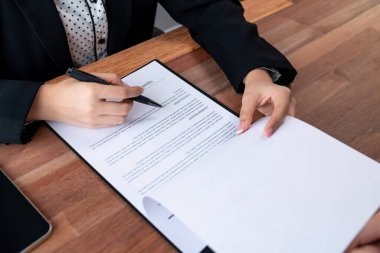 İş adamı sözleşmeyi imzalamadan önce anlaşma belgesini gözden geçirir. Ticaret anlaşmasının iş amaçlarına uygun olmasını sağlamak için dikkatle okumak. İş karar verme konsepti için profesyonellik. Sevinçli.