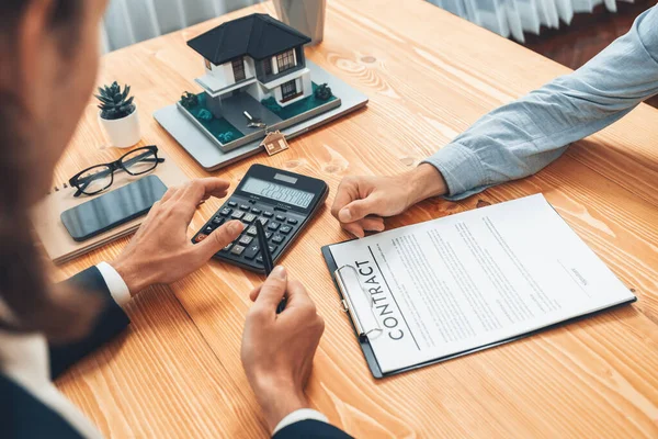 Real Estate Agent Calculating Tax Interest Insurance Agreement Terms Client — Stock Photo, Image