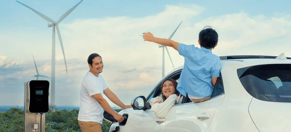 Concepto Familia Feliz Progresiva Disfrutando Tiempo Parque Eólico Con Vehículo — Foto de Stock