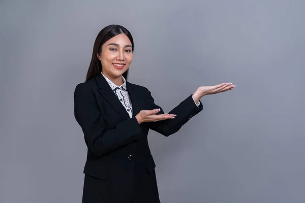 孤立したバックグラウンドでプロの衣装に身を包んだ若いアジアの実業家を自信を持って オフィスの女性は昇進 広告または人事採用イメージのための手を握るジェスチャーを作る ジュビラント — ストック写真
