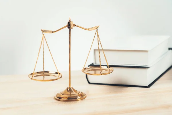 Hukuk Fakültesinde Adalet Hukuki Sembol Olarak Masanın Üzerinde Parlak Altın — Stok fotoğraf