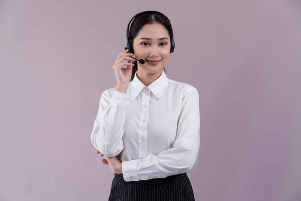 有魅力的亚裔女性呼叫中心操作员面带笑容 在空旷的空间刊登招聘广告 穿着正式西服 头戴可定制的独立背景耳机 很有激情 — 图库照片