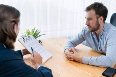 İşadamı şirket ortaklığı için sözleşme belgelerini dikkatlice gözden geçiriyor. Müşteri okuma anlaşması ve görüşme masasında profesyonel iş kararı için şartlar. Varlık