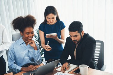 Mutlu iş adamları birlikte çalışır, şirket ofisinde tartışırlar. Profesyonel ve çeşitlilik takım çalışması iş planını bilgisayarda tartışır. Modern çok kültürlü ofis çalışanı. Uyum