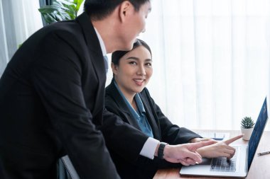 Ofisteki analist ekibi veri analizi ve pazarlama stratejisini güçlü takım çalışmasıyla yapılan toplantıda iş performansını artırmak için BI gösterge paneli ve istatistikleri kullanarak tartışıyor. Sevinçli.