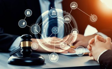 Akıllı hukuk, hukuki danışmanlık simgeleri ve avukatlık bürosunda çalışan araçlar dijital hukuk kavramını ve çevrim içi hukuk ve yönetmelik kavramlarını gözler önüne seriyor .