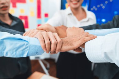 Çeşitli polis memurları şirket ofisinde dayanışma ve takım çalışması göstererek el ele tutuşuyorlar. İş adamları bütünlük ve işbirliği üzerine kurulmuş güçlü bir topluluk oluştururlar. Uyum