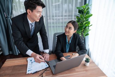 Ofisteki analist ekibi veri analizi ve pazarlama stratejisini güçlü takım çalışmasıyla yapılan toplantıda iş performansını artırmak için BI gösterge paneli ve istatistikleri kullanarak tartışıyor. Sevinçli.