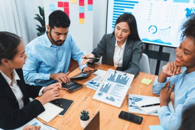 Çok ırklı analist ekibi toplantı masasındaki mali raporu analiz etmek için BI gösterge tablosunu kullanıyor. Çeşitli iş adamlarından oluşan bir grup, iş pazarlama kararı için FIntech 'in veri analizini kullanır. Uyum