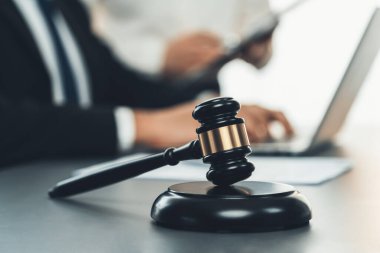 Avukat meslektaşlarının ya da hukuk ekibinin dizüstü bilgisayarla çalışıp hukuk bürosunda dava açmak için yasal belgeler hazırlayan adil ve eşitlik kararı için tokmak çekicine odaklanın. Eşitlik