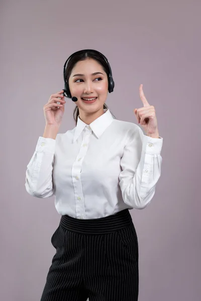 亚洲女性呼叫中心操作员面带微笑地刊登招聘广告 穿着正式西服 头戴耳机 在可定制的隔离背景下对产品指指指点点 很有激情 — 图库照片