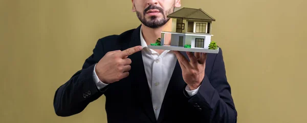地产代理在独立背景下持有房屋模型样本 带有复制空间的住房商业展示 房地产商在房屋贷款理念上提供房地产投资机会 — 图库照片