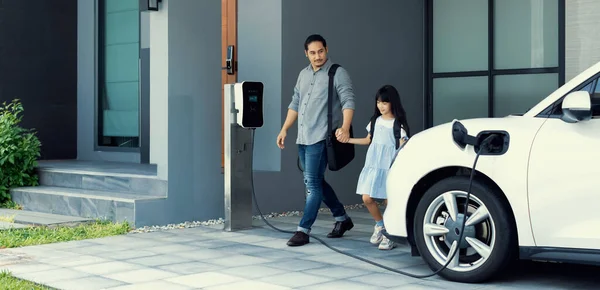 Progressive Father Daughter Plugs Charger Home Charging Station Electric Vehicle — Foto de Stock