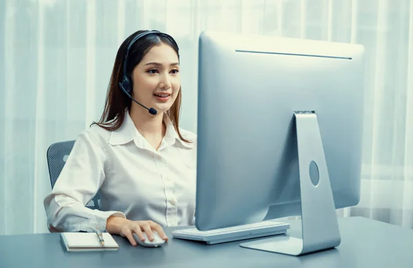 她的笔记本电脑上有带耳机和麦克风的亚洲呼叫中心 女经营者提供出色的客户服务 支持呼叫中心代理协助客户询价 很有激情 — 图库照片