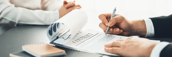 Fechar Empresário Assinar Contrato Documento Legal Com Caneta Sua Mão — Fotografia de Stock
