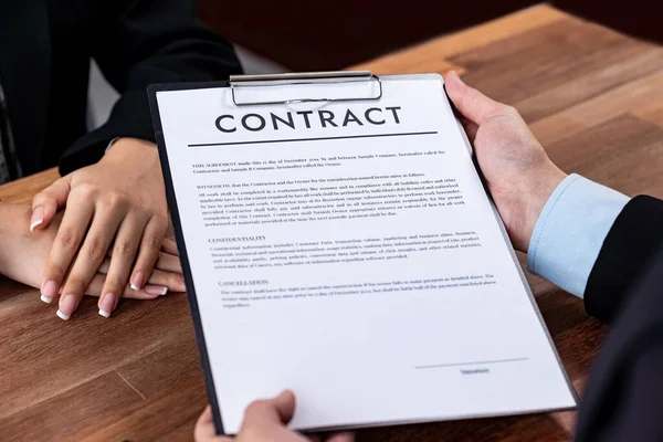 Empresario Revisa Documento Del Acuerdo Antes Firmar Contrato Leer Cuidadosamente — Foto de Stock