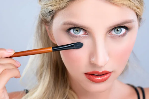 Closeup Beautiful Girl Flawless Applying Alluring Eye Shadow Makeup Eyeliner — 스톡 사진