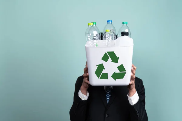 Geschäftsmann Halten Mit Plastikflasche Gefüllten Papierkorb Auf Isoliertem Hintergrund Unternehmensverantwortung — Stockfoto