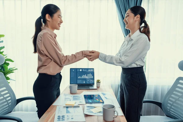 Две Азиатские Бизнесвумен Пожимающие Руки Современном Офисе После Успешного Анализа — стоковое фото